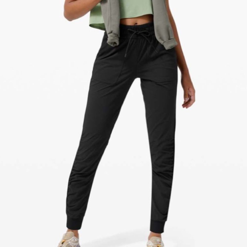 Lululemon Beyond the Studio Jogger
Black 6